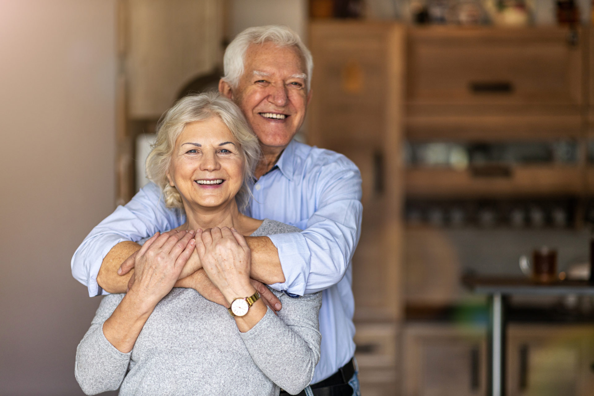 Glüchliches Seniorenpaar in eigener Wohnung